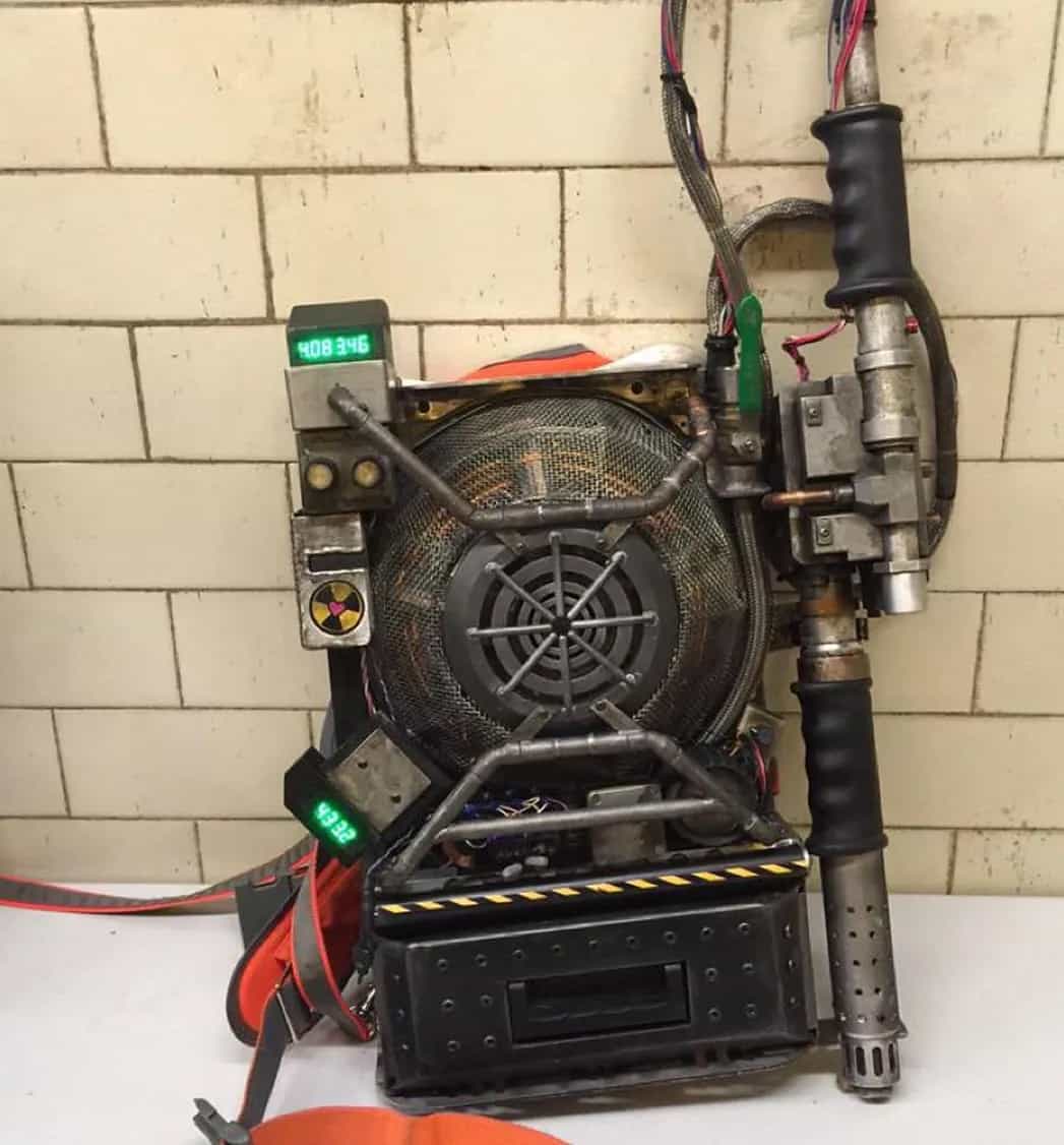 Paul Feig you spoil us, now he tweets a proton pack from the new Ghostbusters